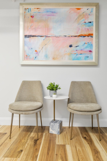 two chairs in a small waiting area for psychotherapy office